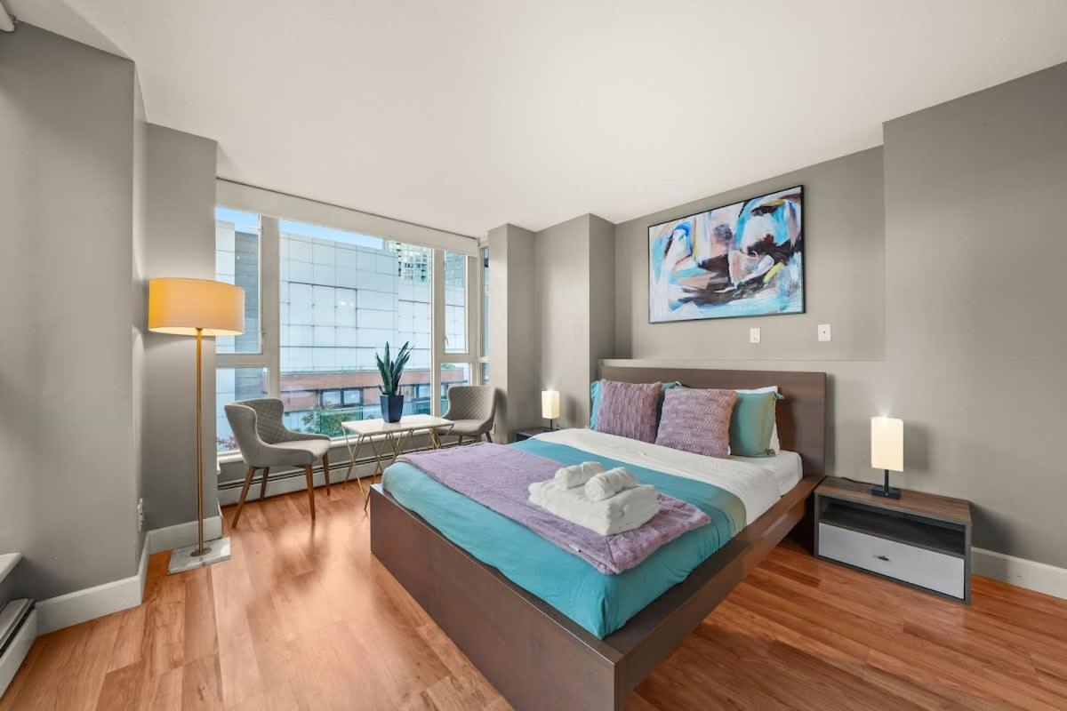 Premier Condo by Rogers Arena 3BR w Free Parking