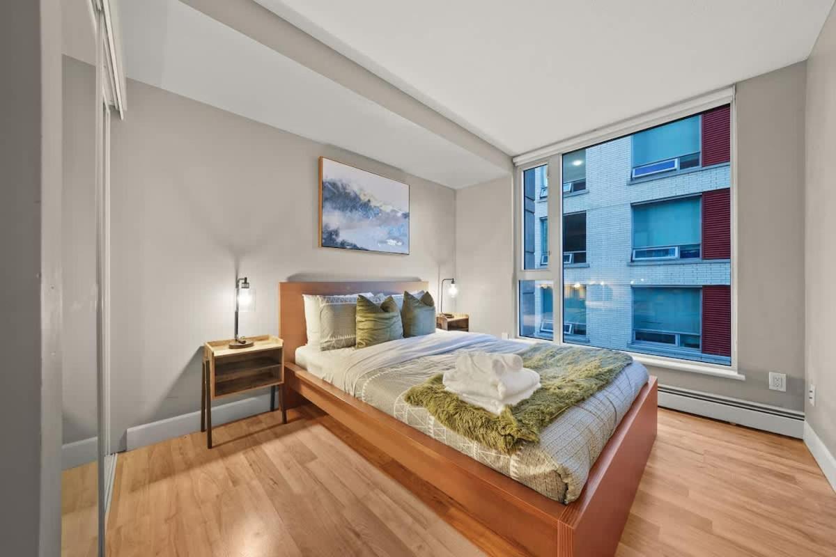 Premier Condo by Rogers Arena 3BR w Free Parking