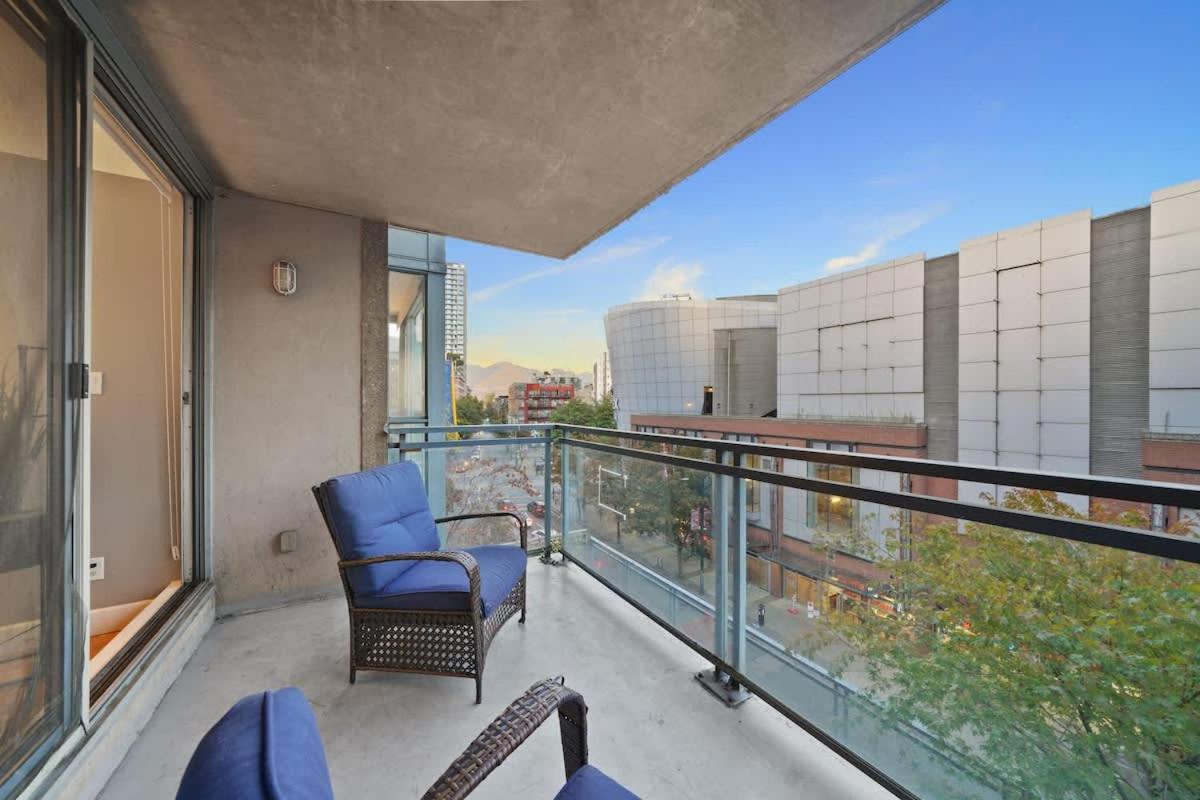 Premier Condo by Rogers Arena 3BR w Free Parking