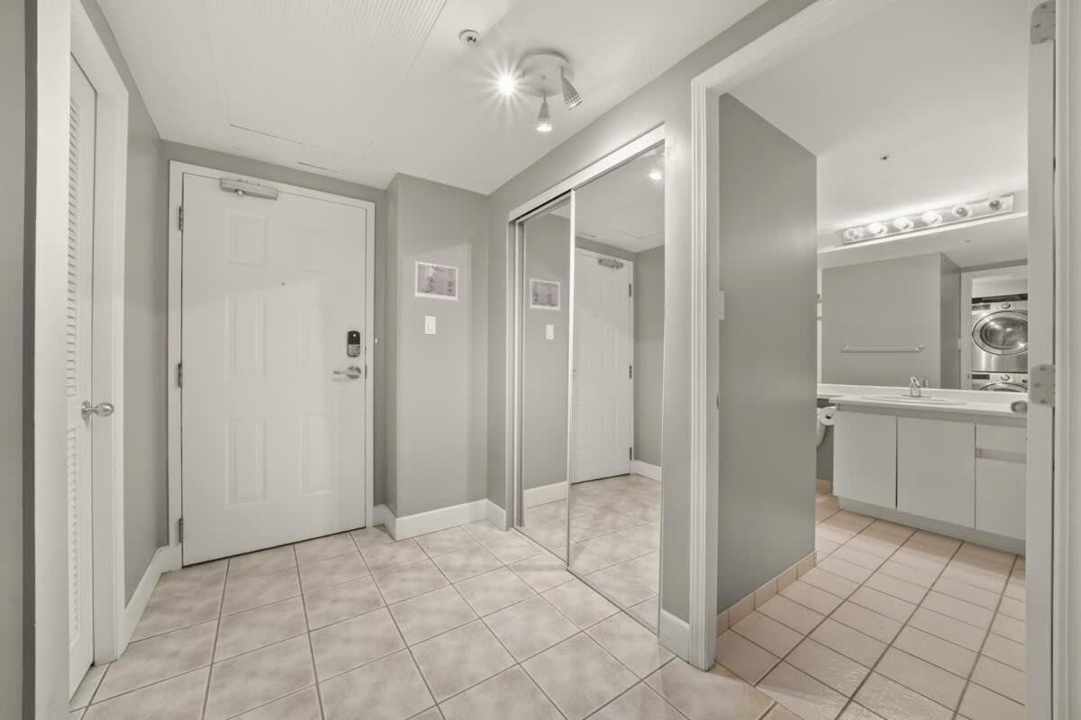 Premier Condo by Rogers Arena 3BR w Free Parking