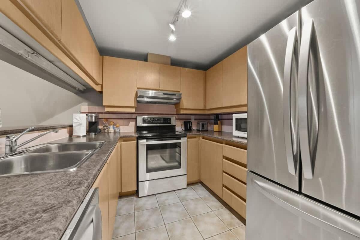 Premier Condo by Rogers Arena 3BR w Free Parking