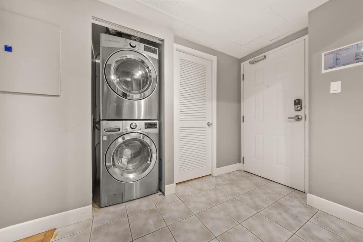 Premier Condo by Rogers Arena 3BR w Free Parking