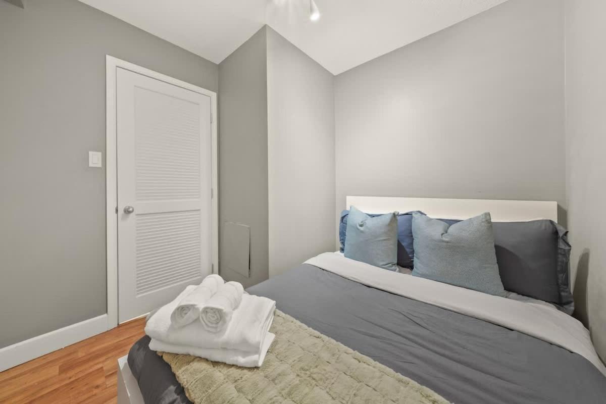 Premier Condo by Rogers Arena 3BR w Free Parking