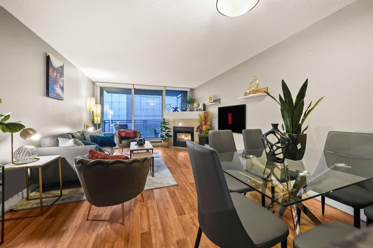 Premier Condo by Rogers Arena 3BR w Free Parking