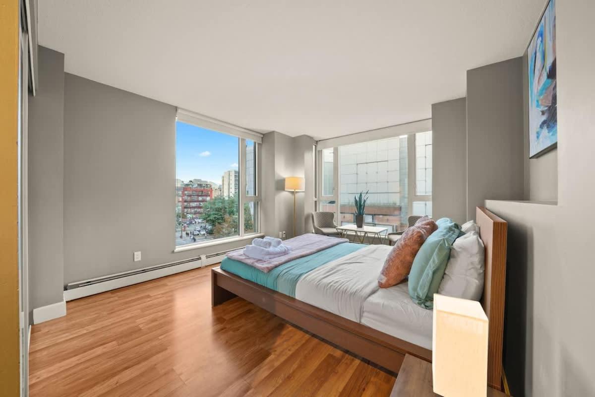 Premier Condo by Rogers Arena 3BR w Free Parking