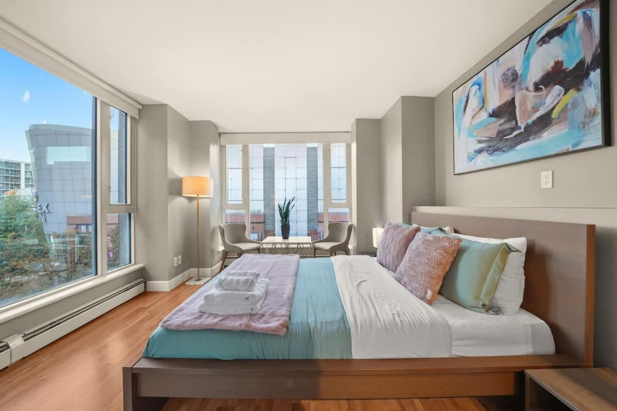 Premier Condo by Rogers Arena 3BR w Free Parking