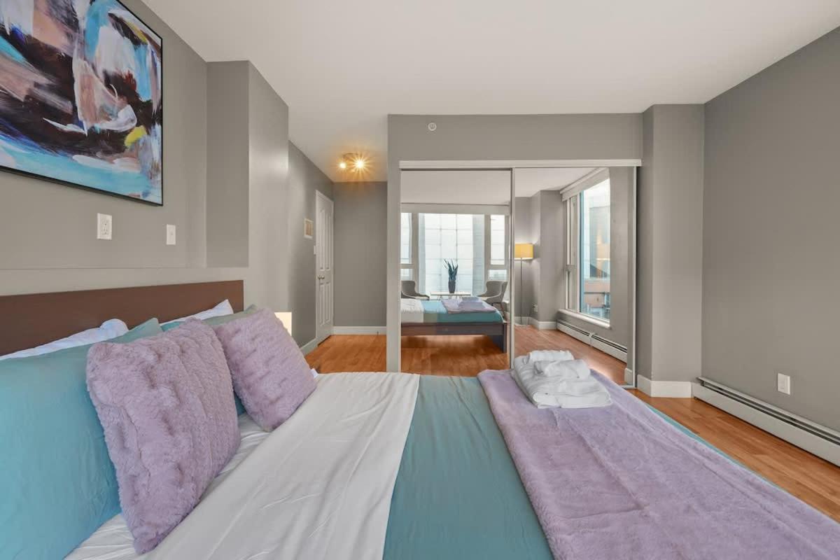 Premier Condo by Rogers Arena 3BR w Free Parking