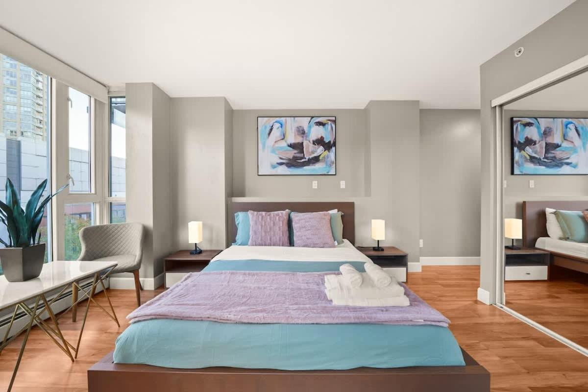 Premier Condo by Rogers Arena 3BR w Free Parking