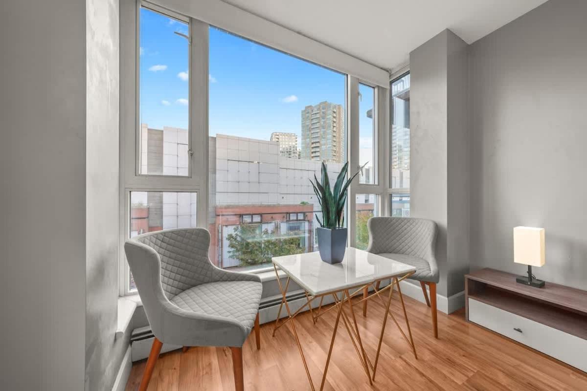 Premier Condo by Rogers Arena 3BR w Free Parking