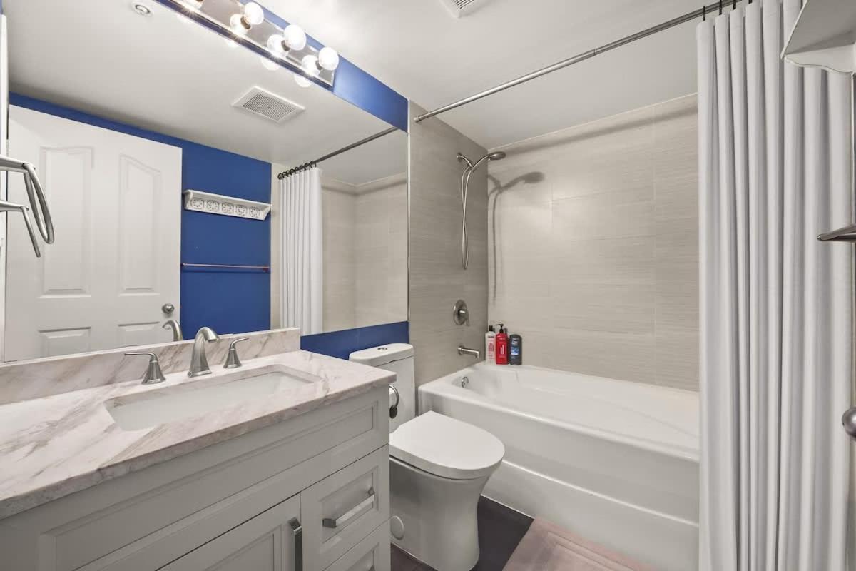 Premier Condo by Rogers Arena 3BR w Free Parking