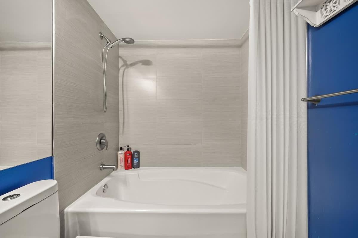 Premier Condo by Rogers Arena 3BR w Free Parking
