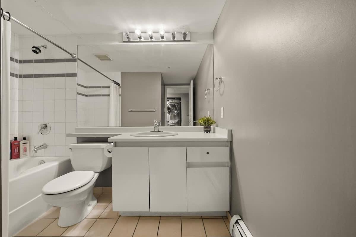Premier Condo by Rogers Arena 3BR w Free Parking