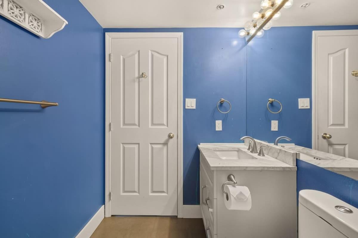 Premier Condo by Rogers Arena 3BR w Free Parking