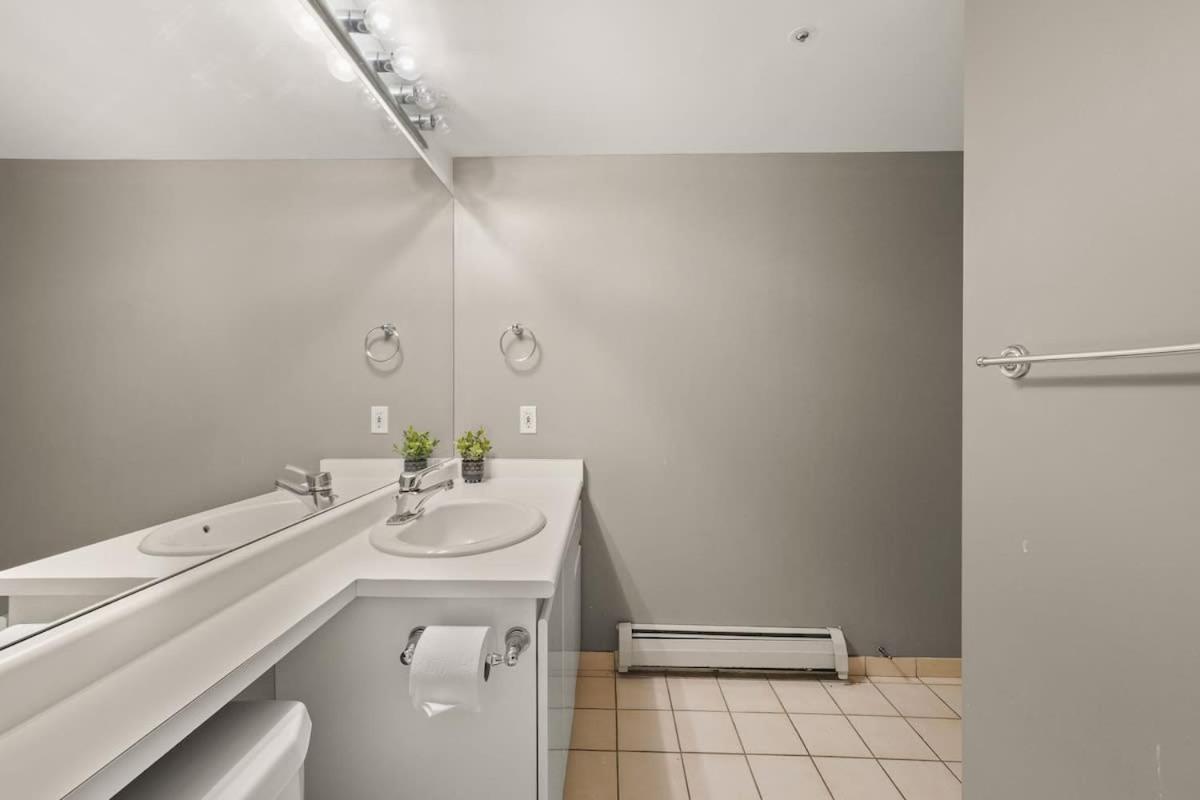 Premier Condo by Rogers Arena 3BR w Free Parking
