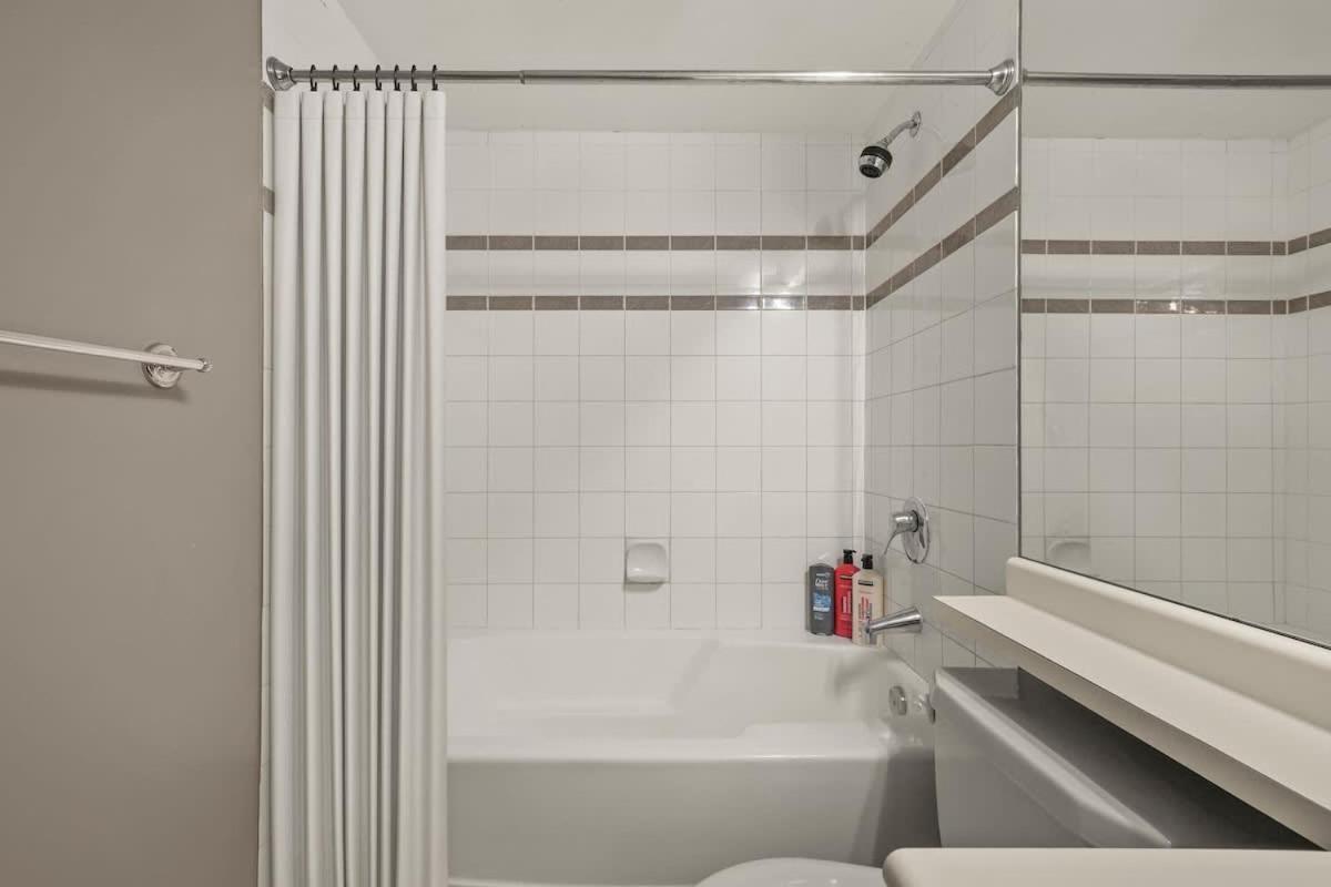Premier Condo by Rogers Arena 3BR w Free Parking