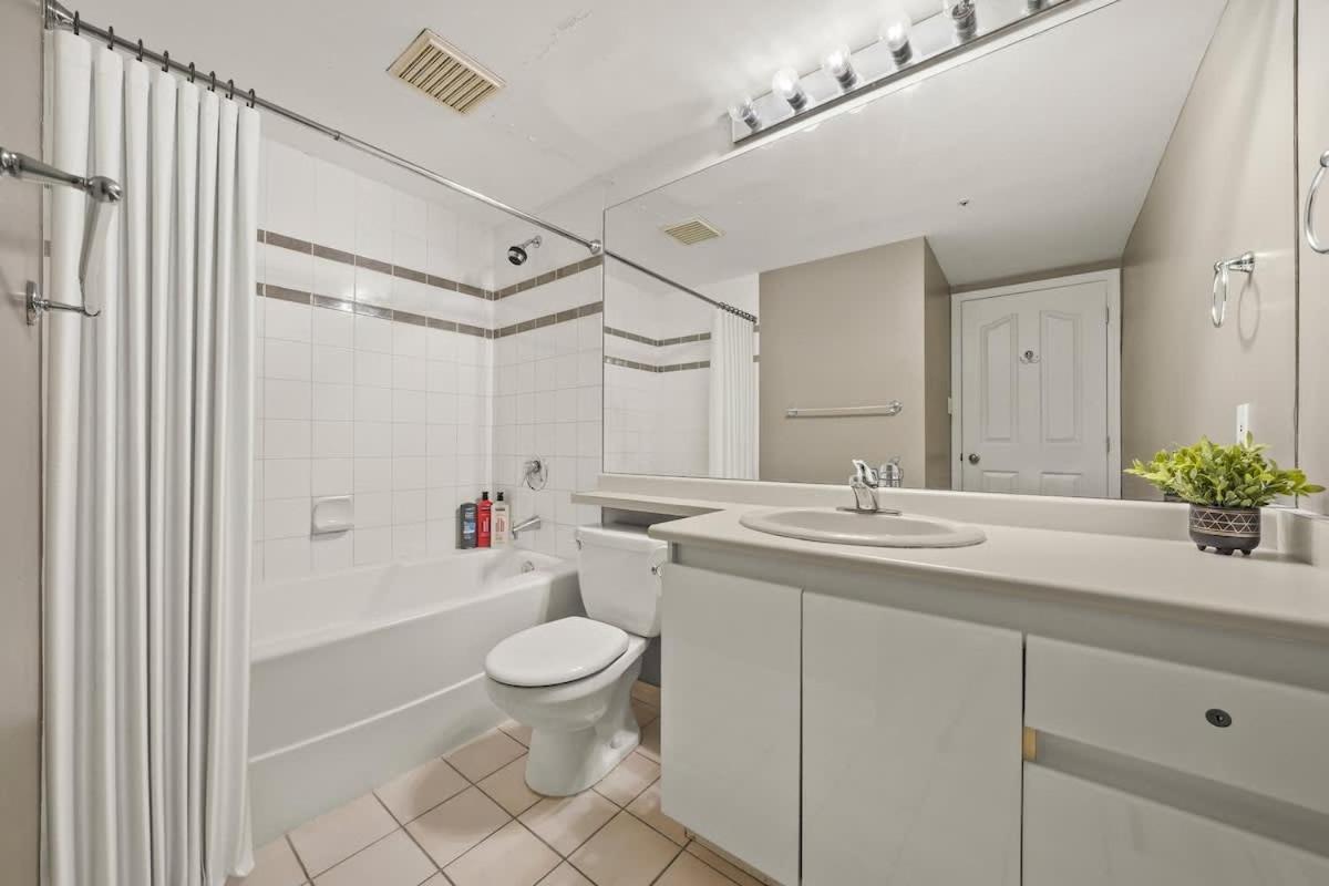 Premier Condo by Rogers Arena 3BR w Free Parking