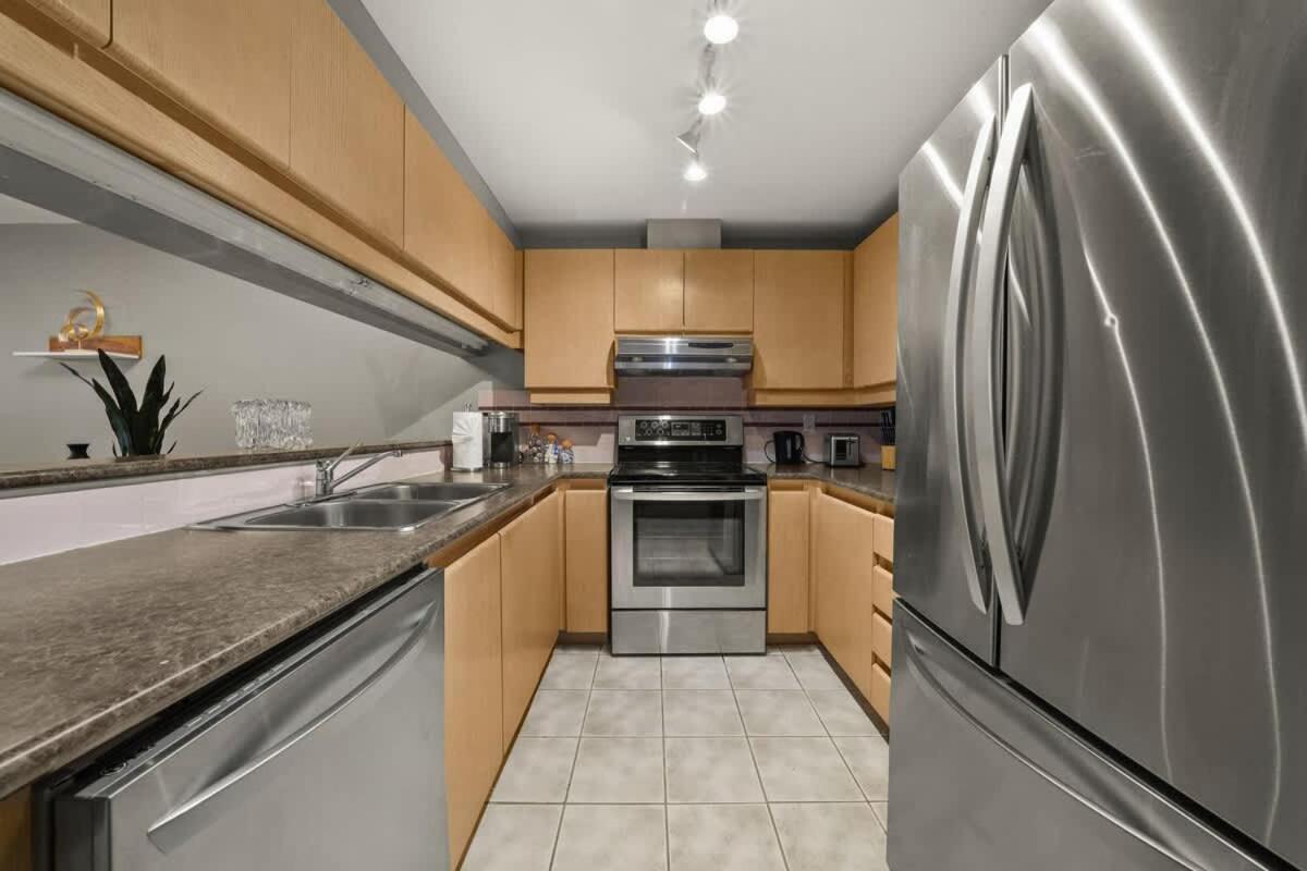 Premier Condo by Rogers Arena 3BR w Free Parking