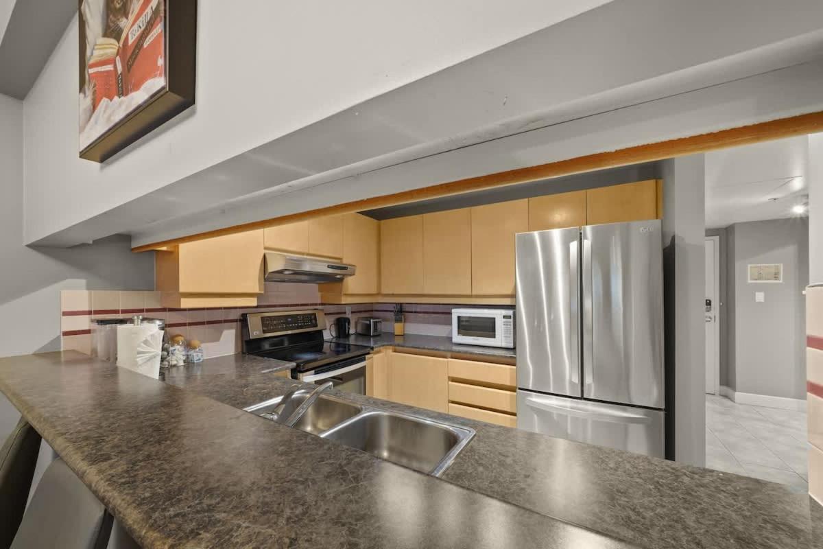 Premier Condo by Rogers Arena 3BR w Free Parking