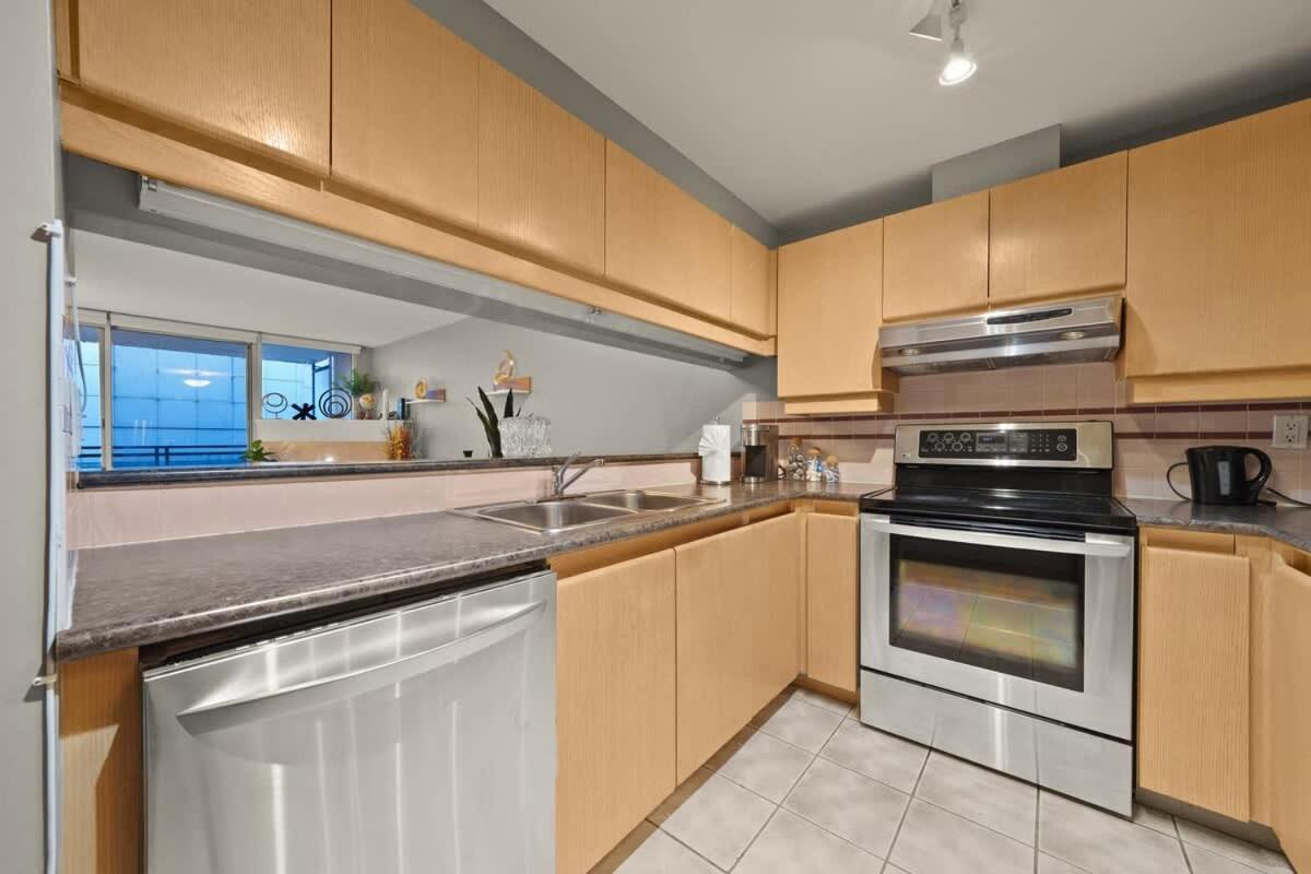 Premier Condo by Rogers Arena 3BR w Free Parking