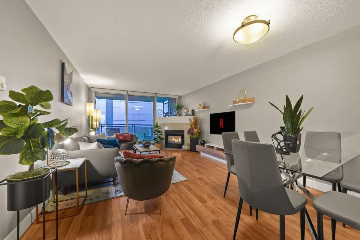 Premier Condo by Rogers Arena 3BR w Free Parking