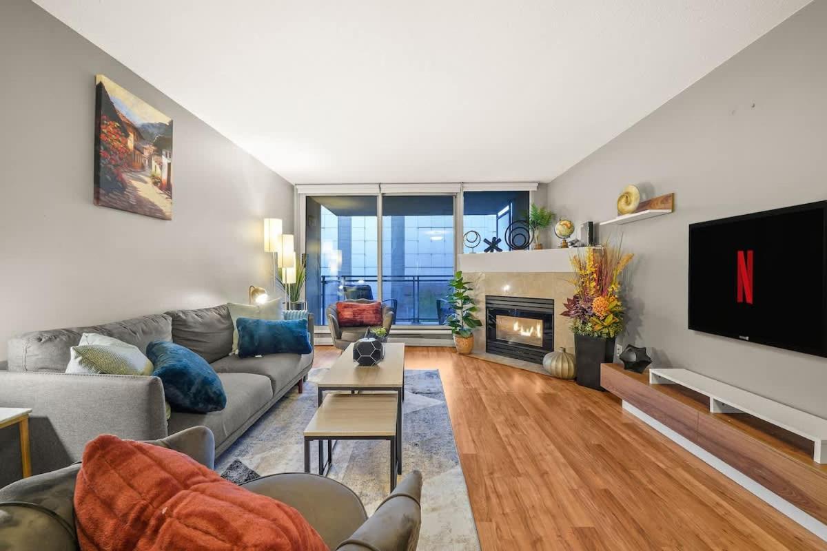 Premier Condo by Rogers Arena 3BR w Free Parking