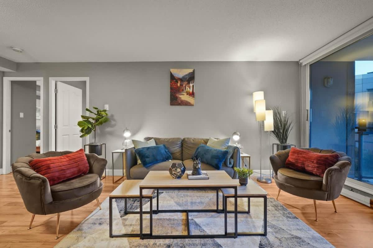 Premier Condo by Rogers Arena 3BR w Free Parking