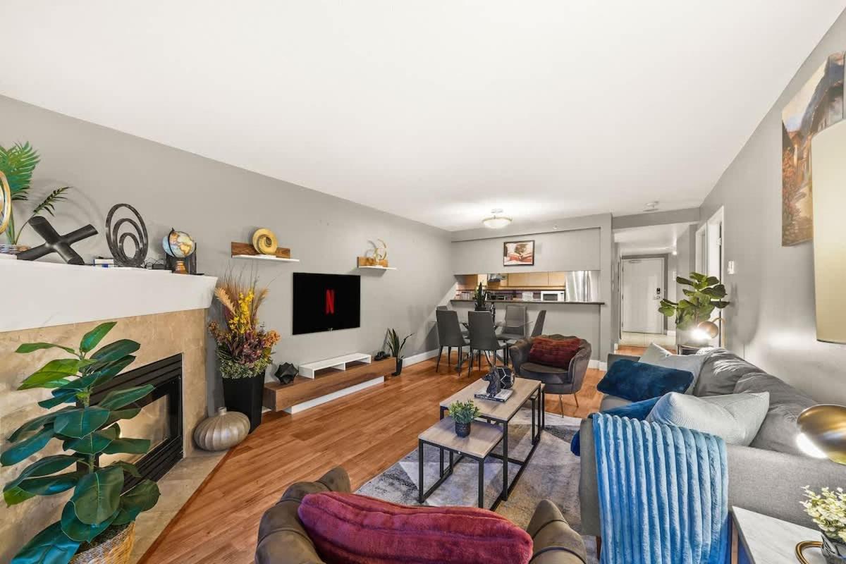 Premier Condo by Rogers Arena 3BR w Free Parking