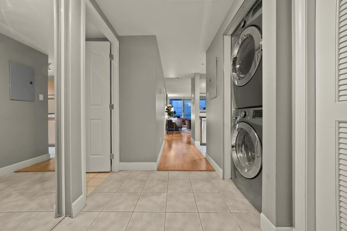 Premier Condo by Rogers Arena 3BR w Free Parking