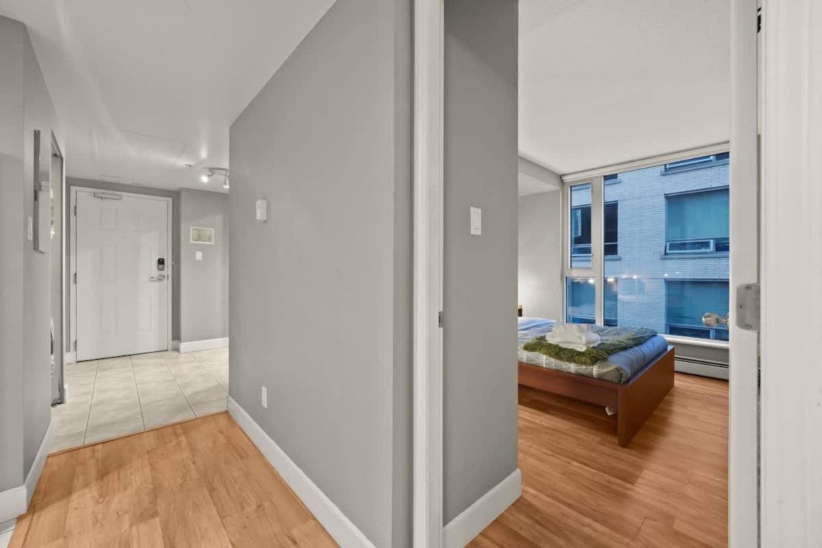 Premier Condo by Rogers Arena 3BR w Free Parking