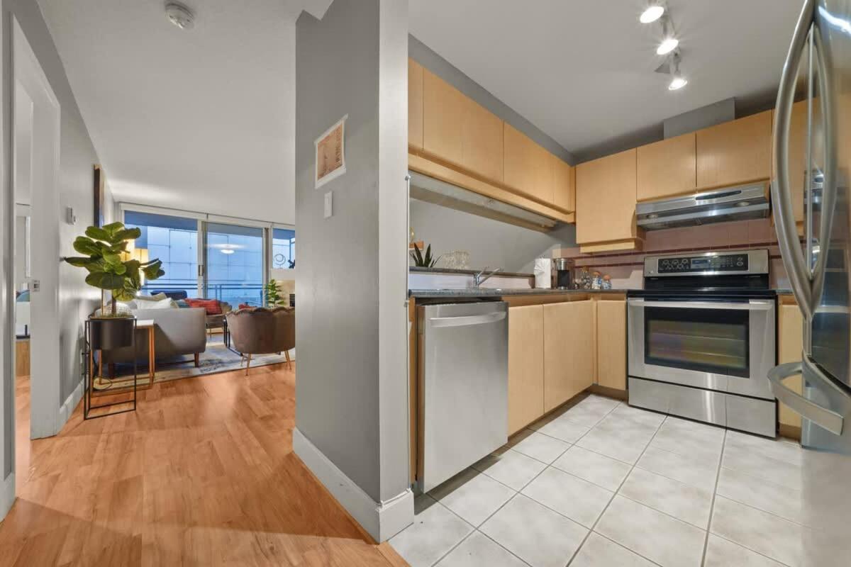 Premier Condo by Rogers Arena 3BR w Free Parking