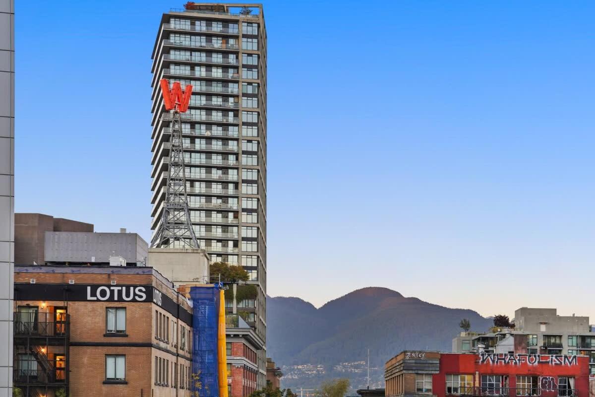 Premier Condo by Rogers Arena 3BR w Free Parking