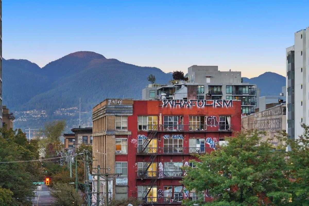 Premier Condo by Rogers Arena 3BR w Free Parking