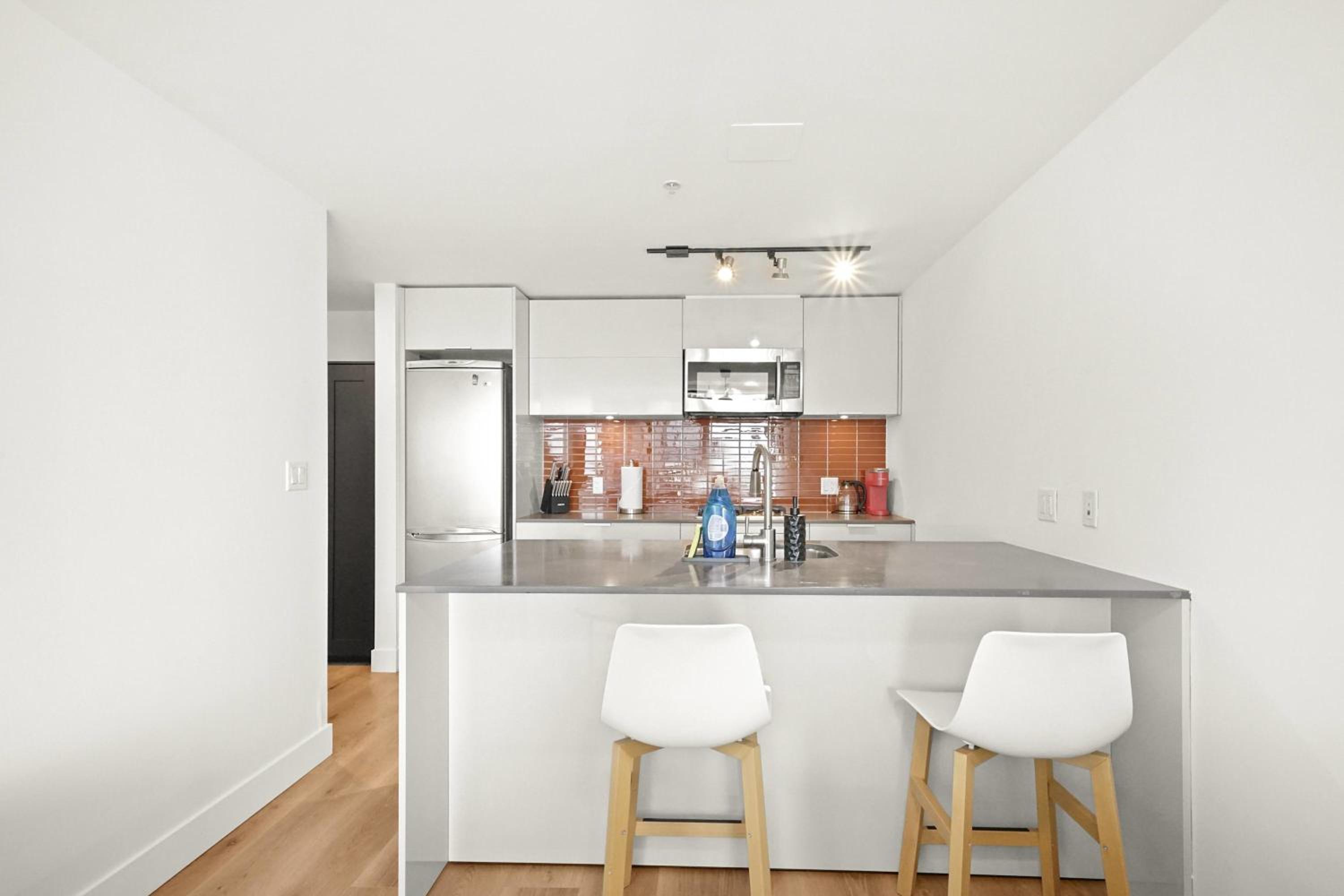 Tranquil Condo in Gastowns Vibrant Core