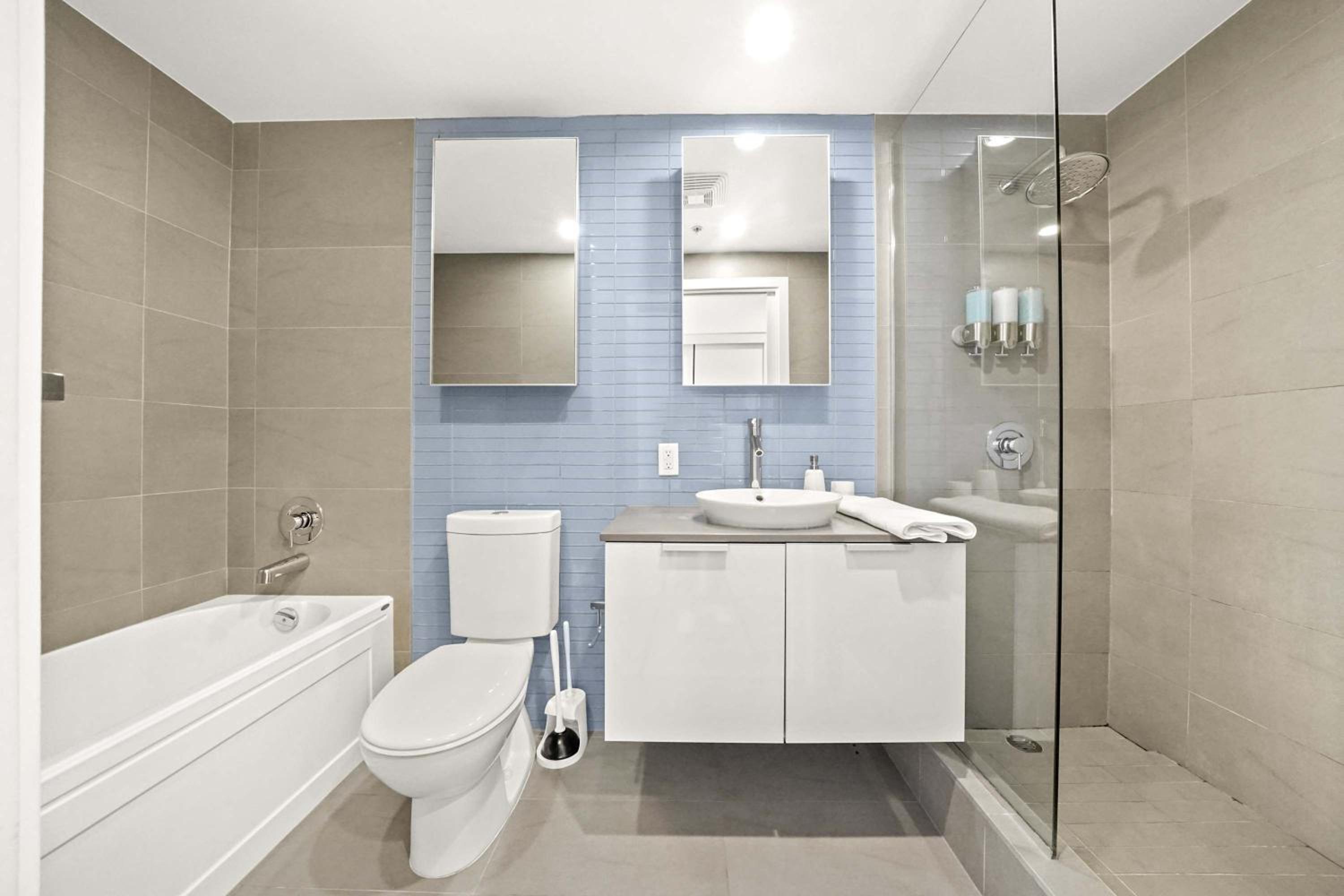 Tranquil Condo in Gastowns Vibrant Core