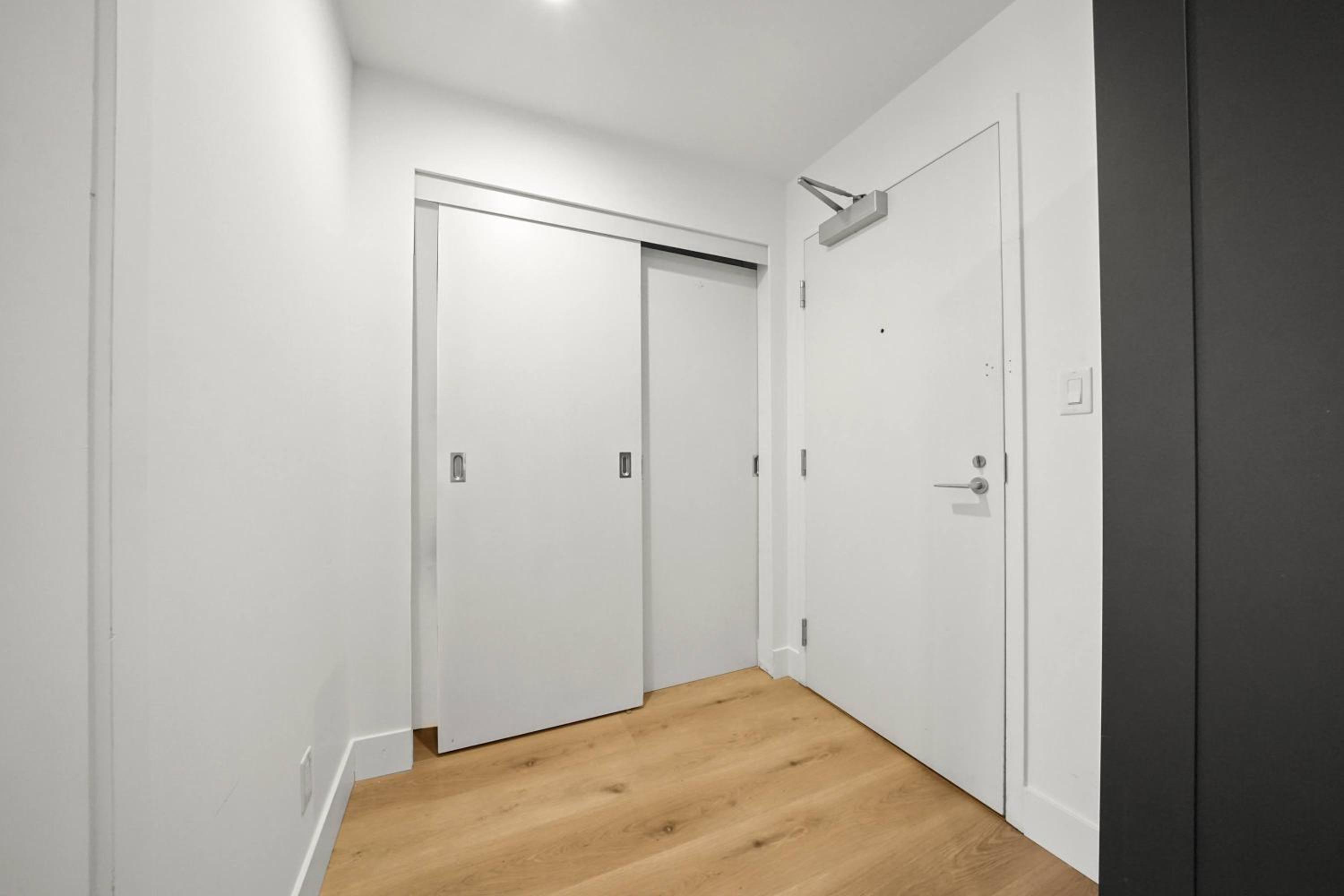 Tranquil Condo in Gastowns Vibrant Core