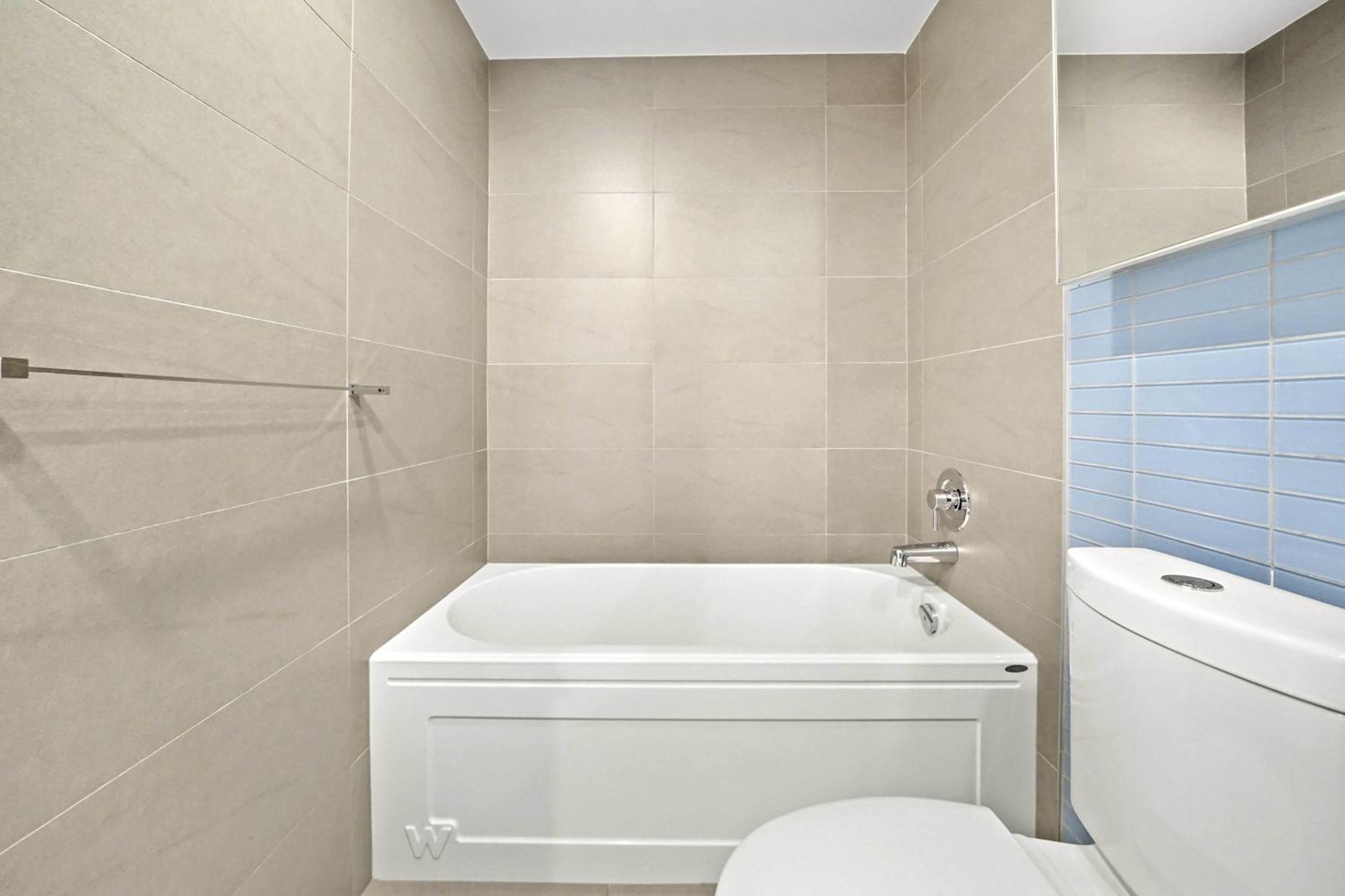Tranquil Condo in Gastowns Vibrant Core