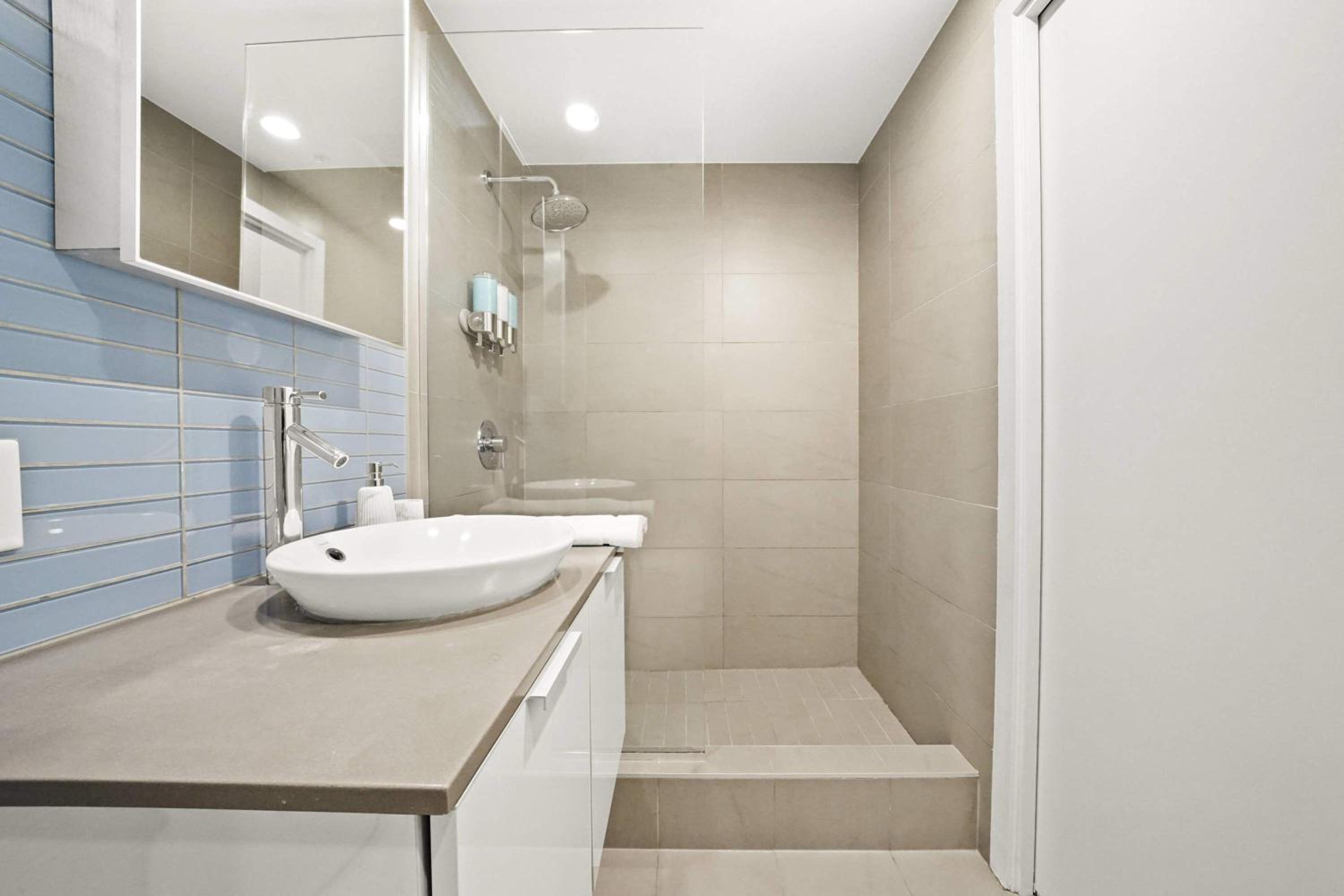 Tranquil Condo in Gastowns Vibrant Core