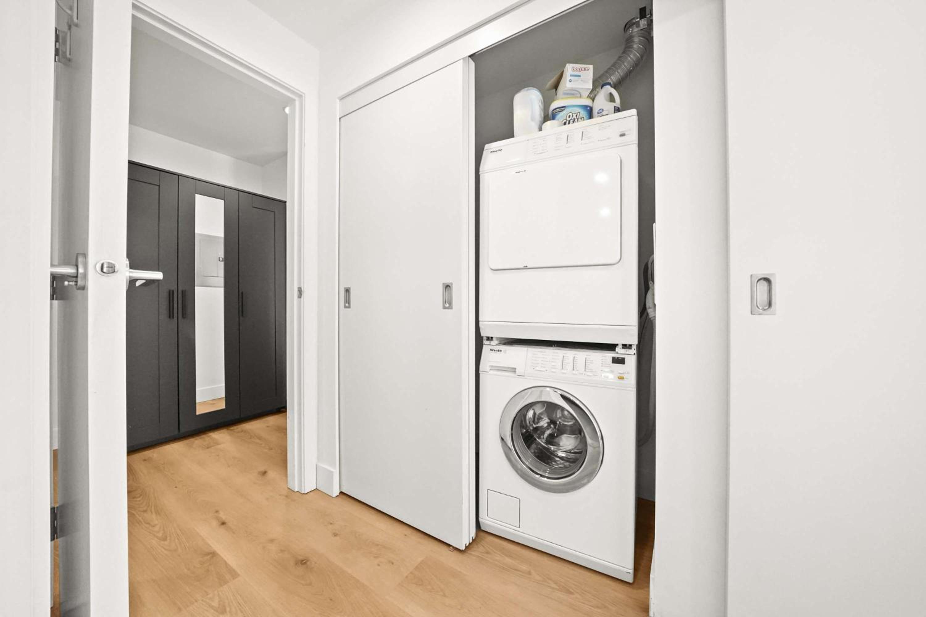 Tranquil Condo in Gastowns Vibrant Core