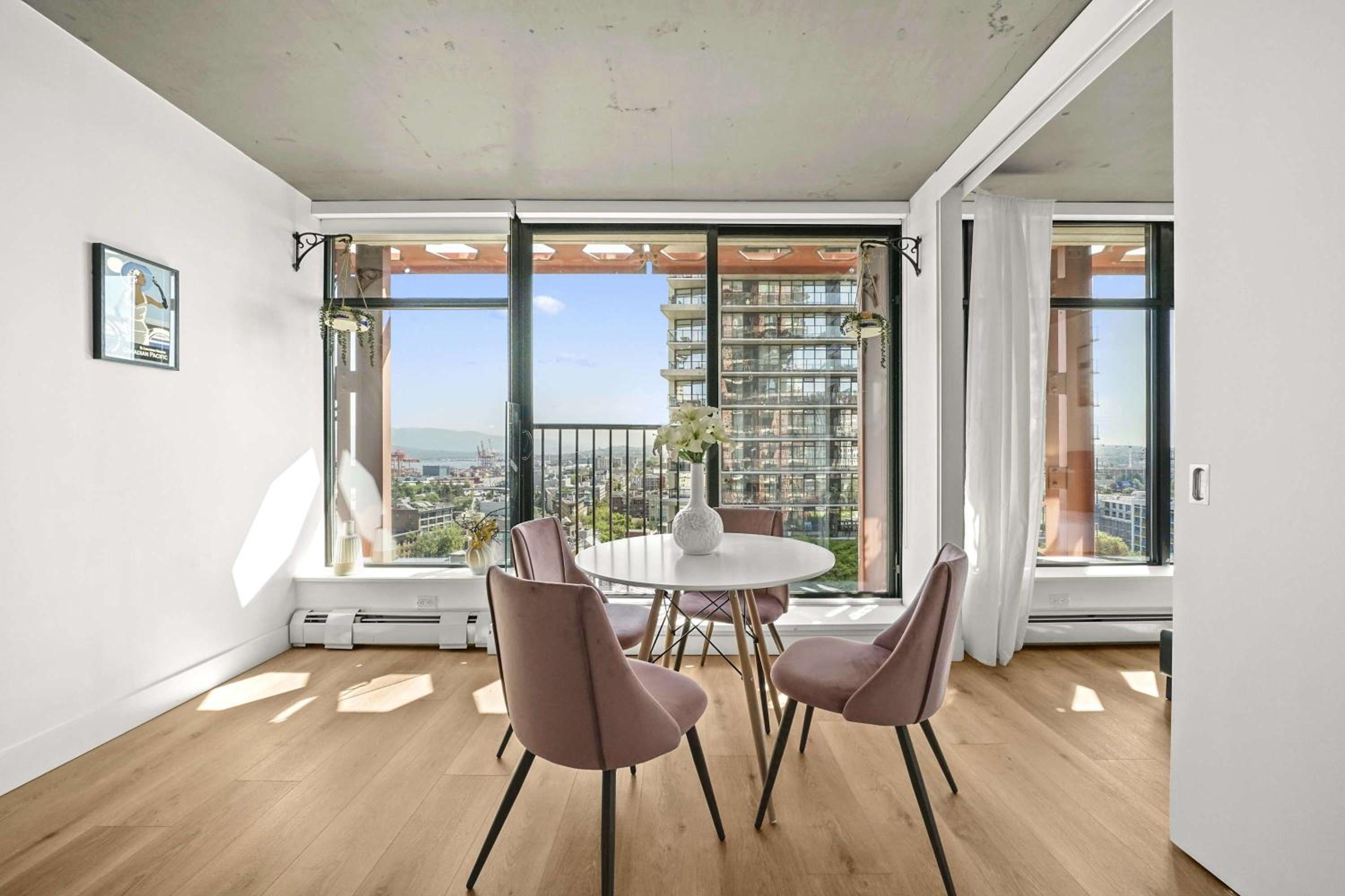 Tranquil Condo in Gastowns Vibrant Core