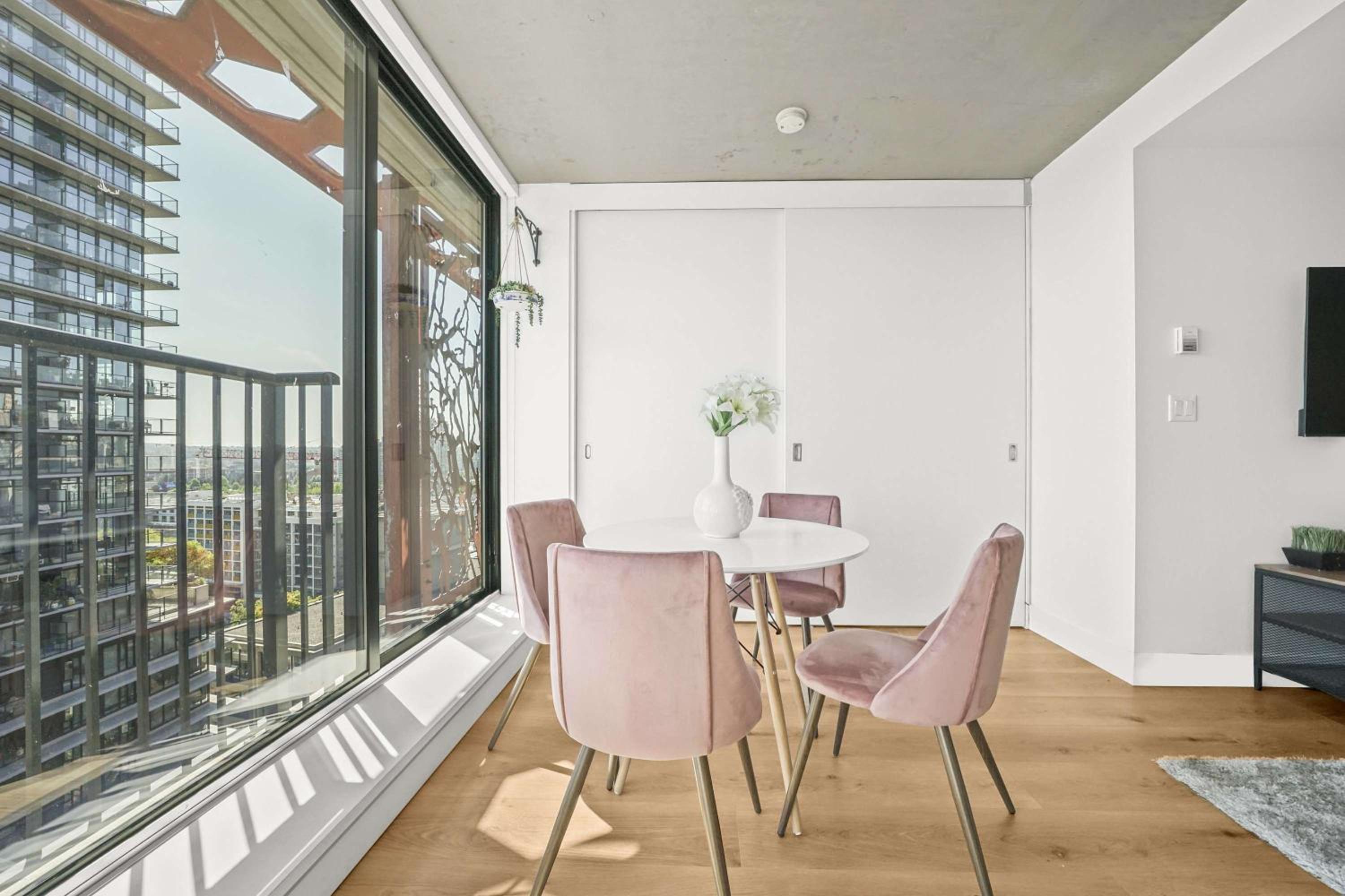 Tranquil Condo in Gastowns Vibrant Core