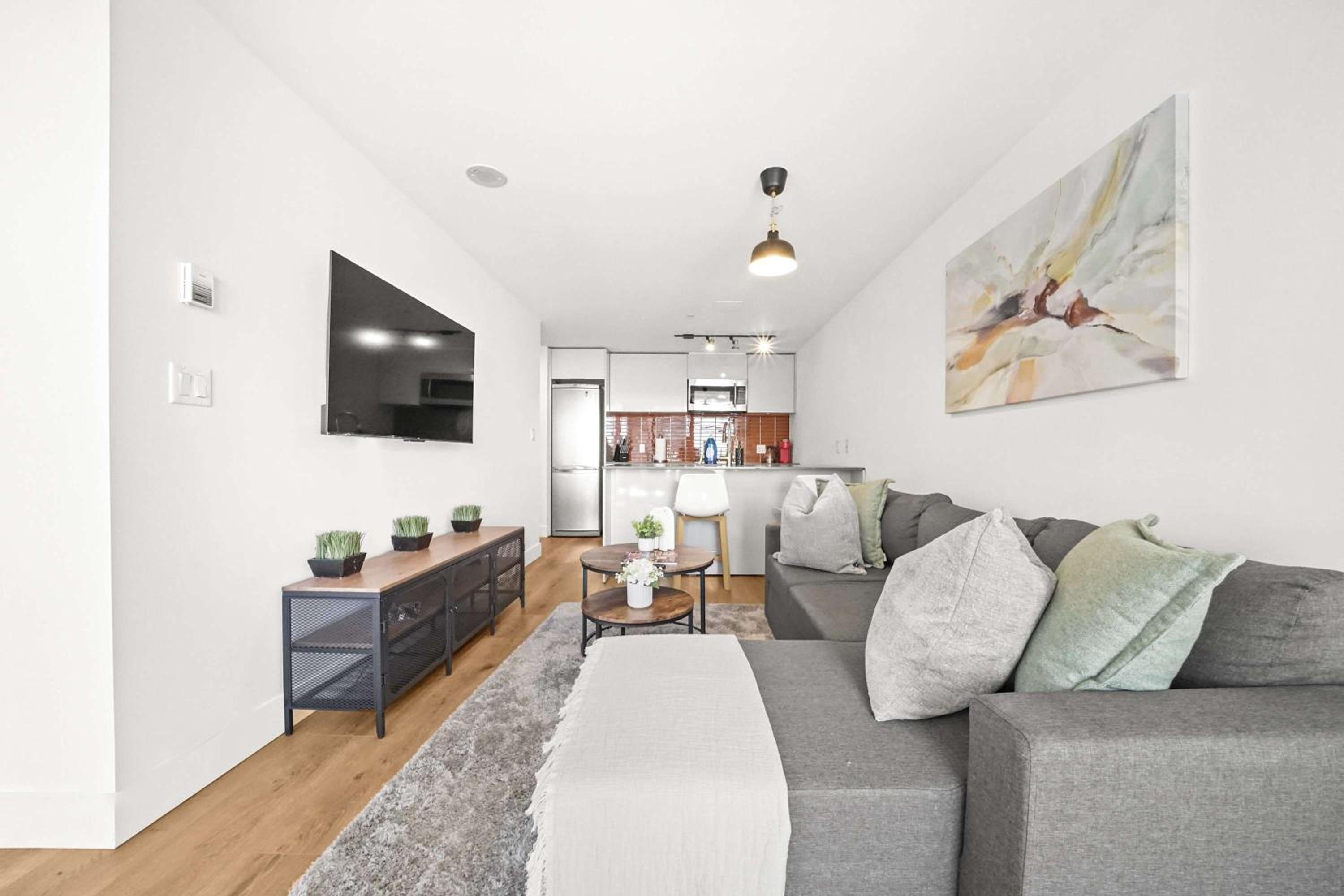 Tranquil Condo in Gastowns Vibrant Core