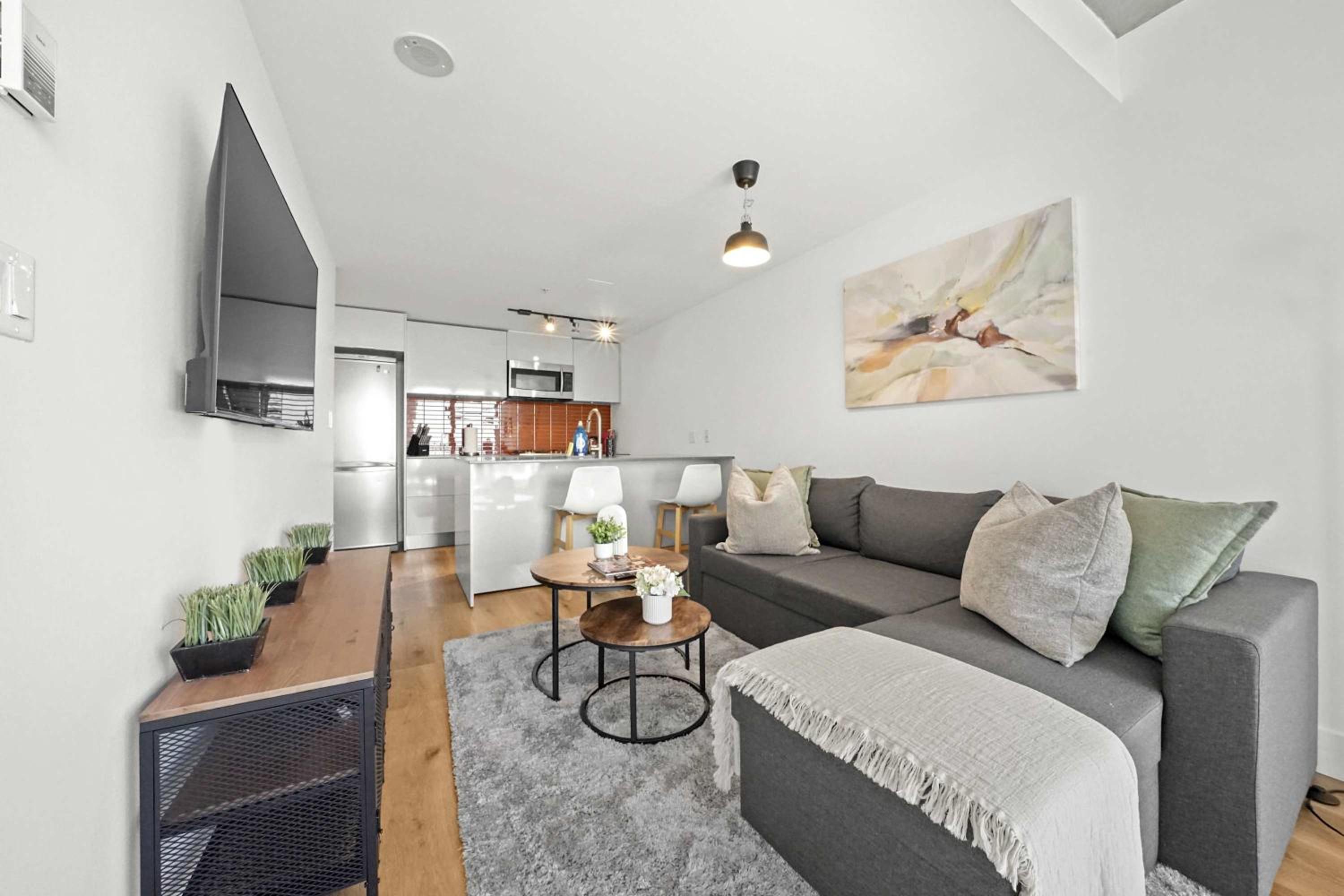 Tranquil Condo in Gastowns Vibrant Core