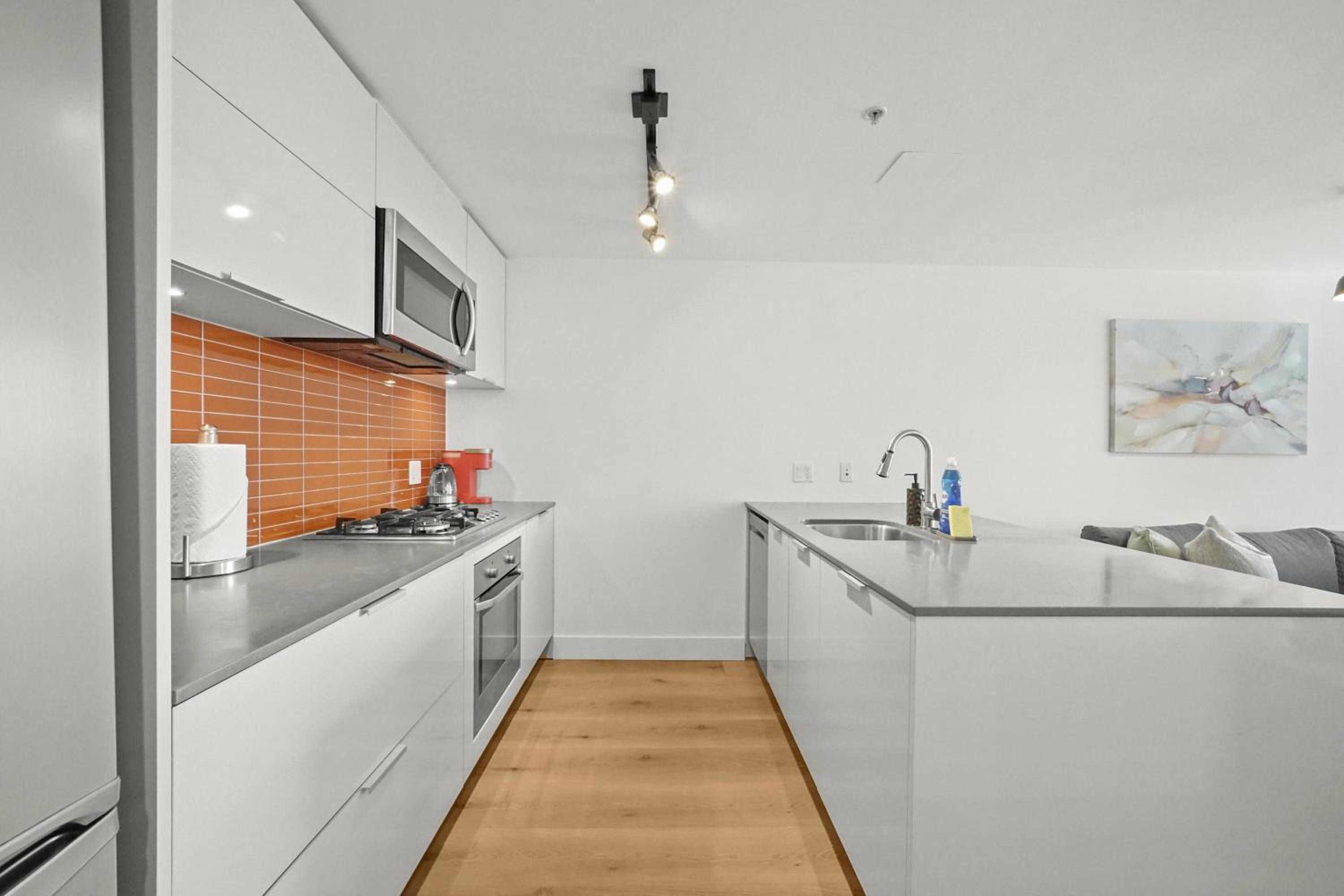 Tranquil Condo in Gastowns Vibrant Core