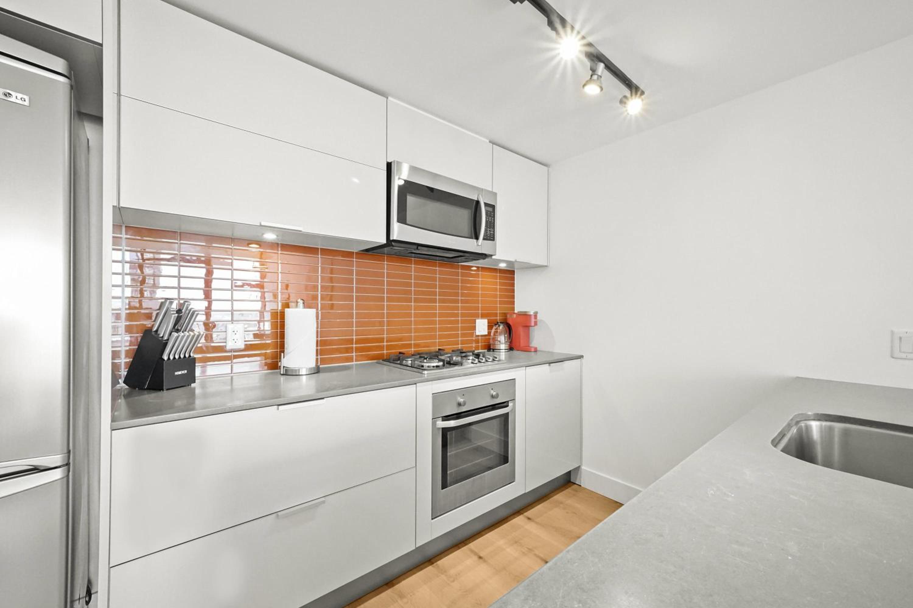 Tranquil Condo in Gastowns Vibrant Core