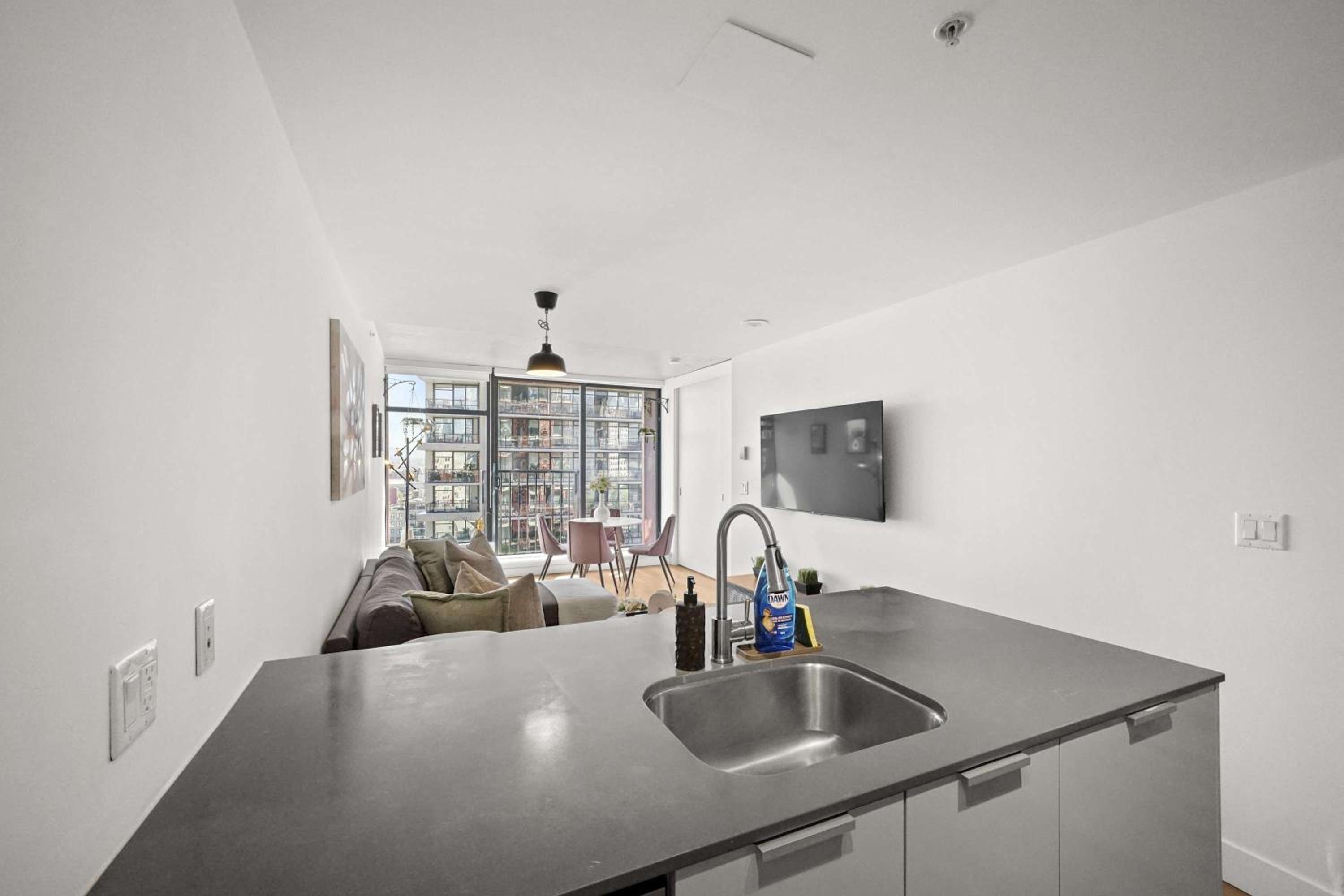 Tranquil Condo in Gastowns Vibrant Core