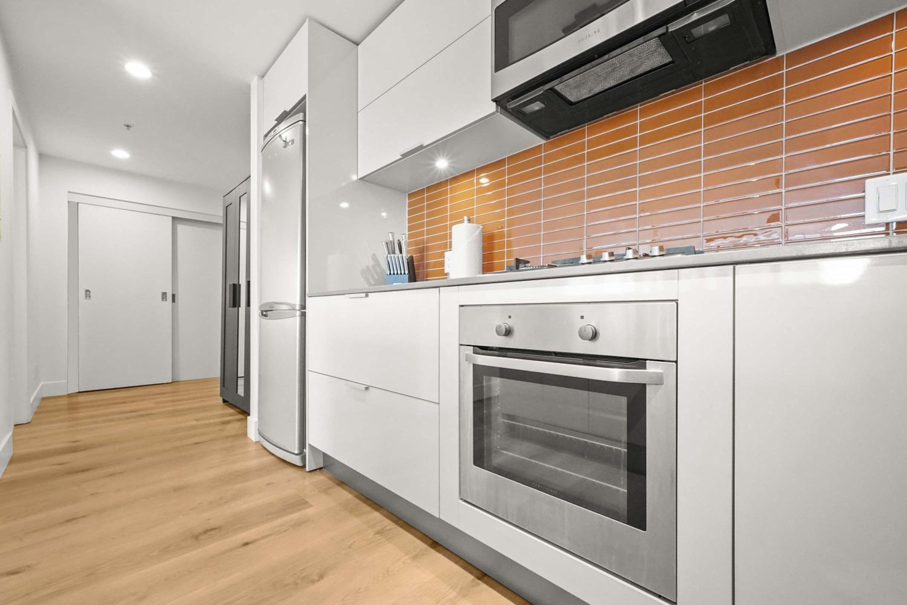 Tranquil Condo in Gastowns Vibrant Core