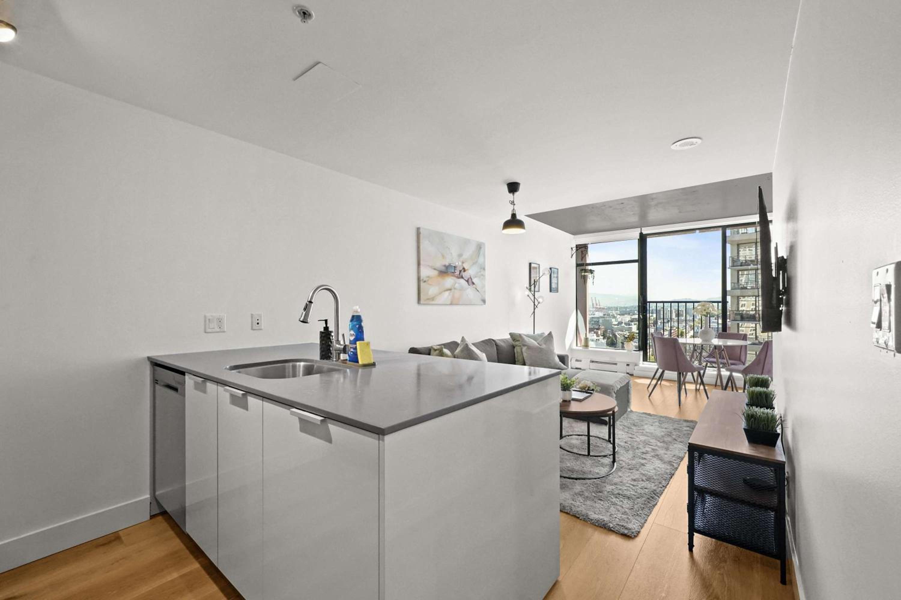 Tranquil Condo in Gastowns Vibrant Core