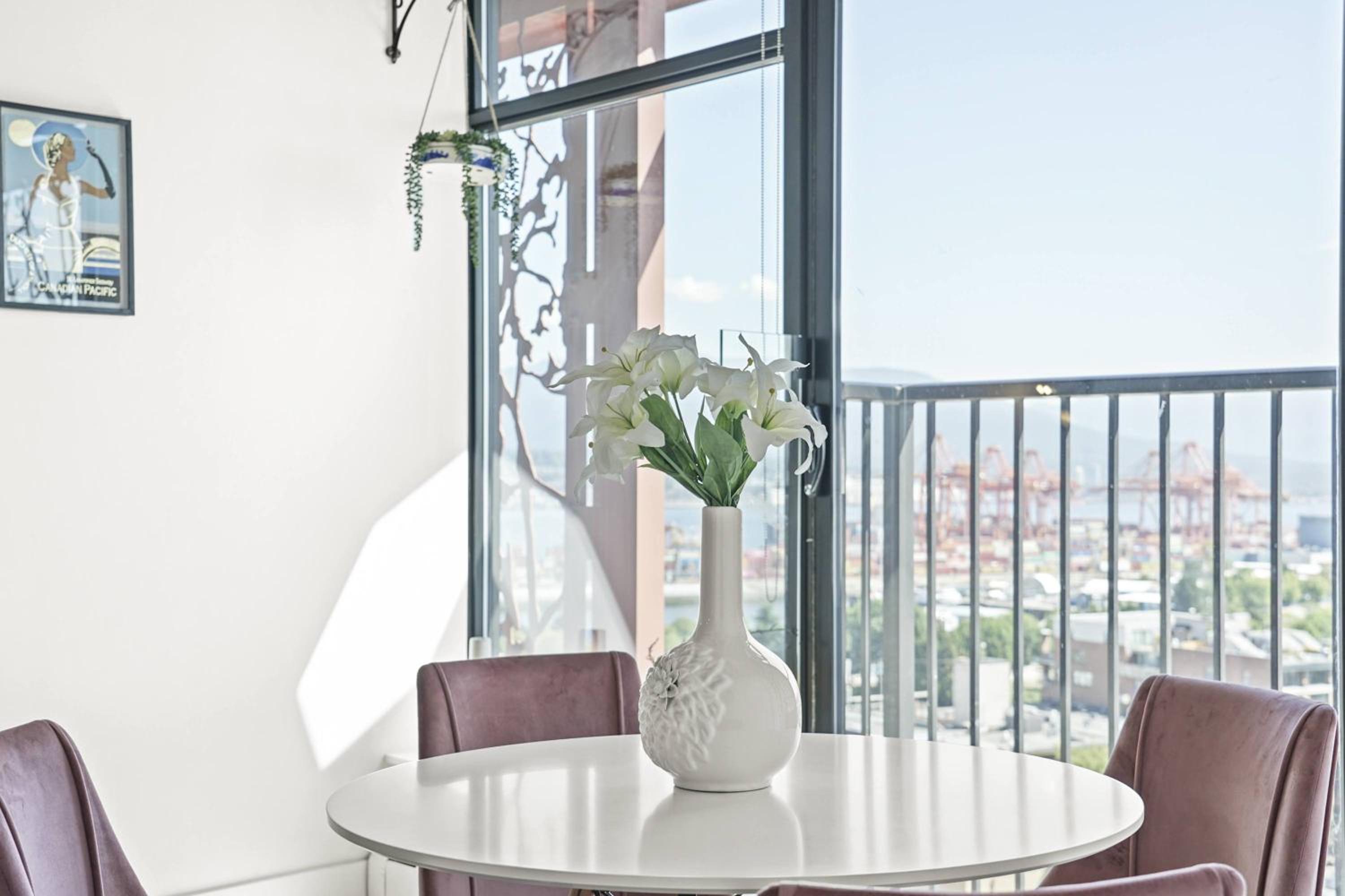 Tranquil Condo in Gastowns Vibrant Core