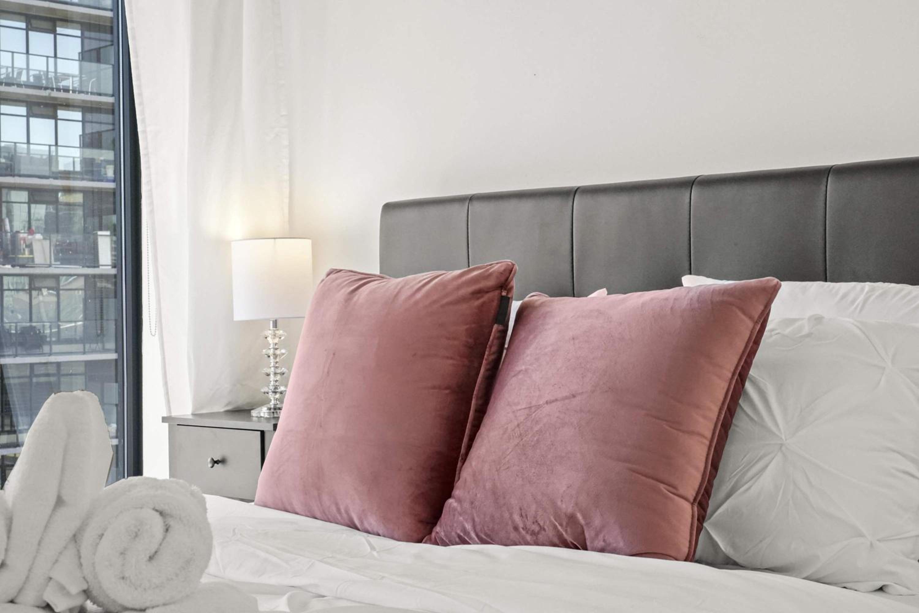 Tranquil Condo in Gastowns Vibrant Core