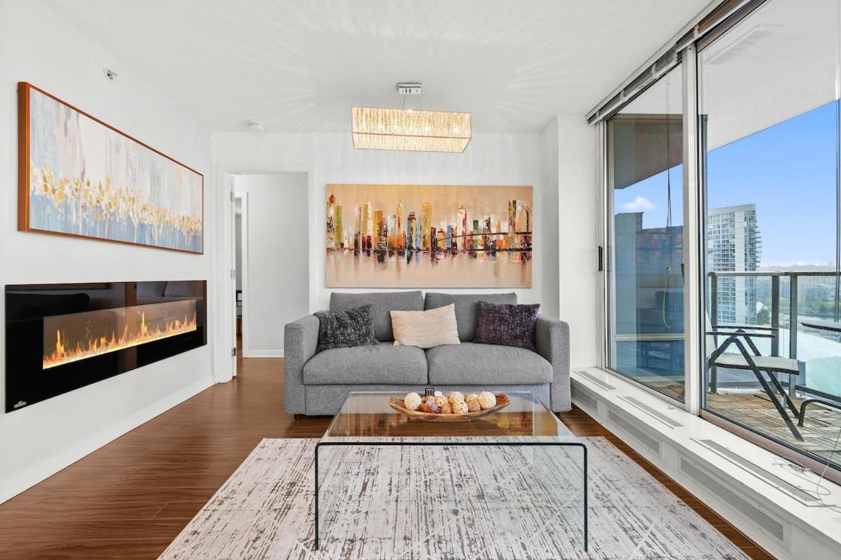 Modern 2-BR Condo by Stadium DT w Free Parking